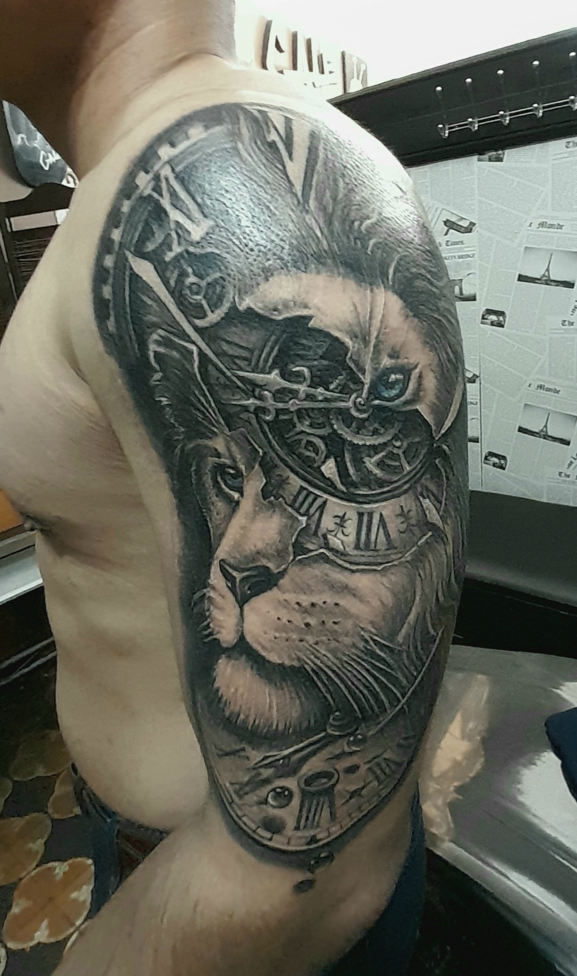 Tatuaje estilo Blackwork León por Gale Tattoo